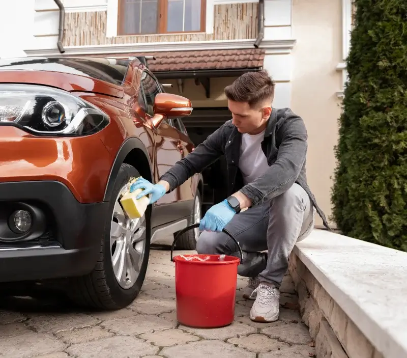 Lavage auto à domicile Cantal : professionnel intervenant sur un véhicule